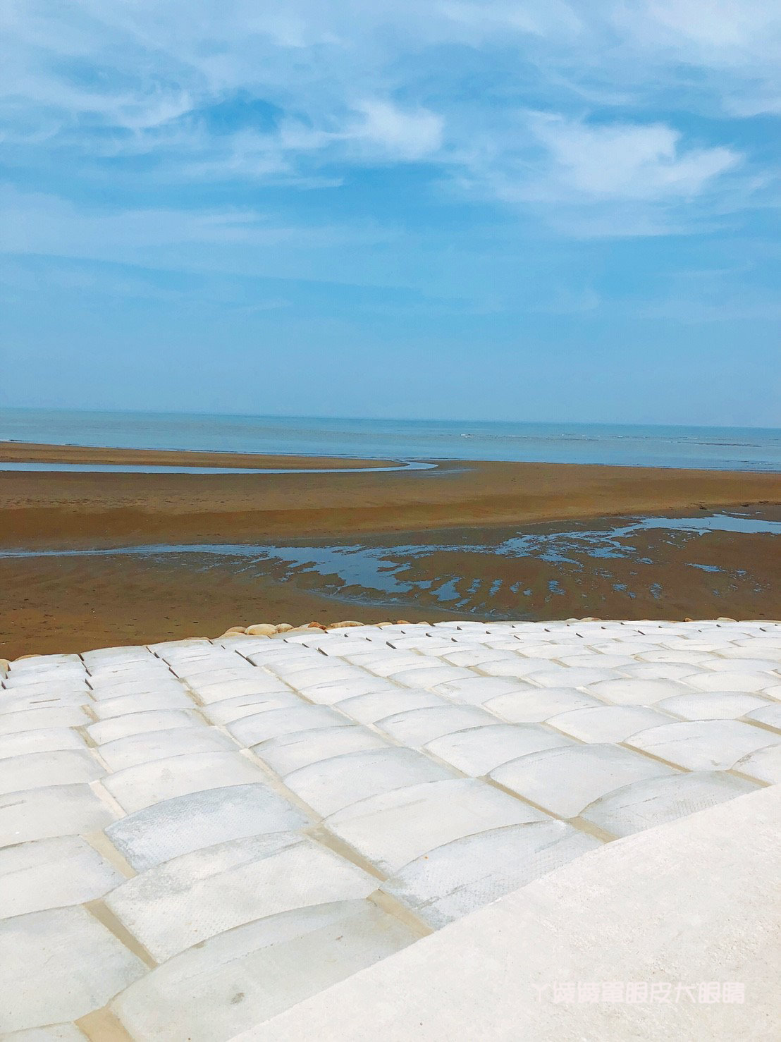 南寮漁港最新打卡景點！巨型大鍵盤坐落新竹，有南寮豆腐岩之稱的魚鱗天梯