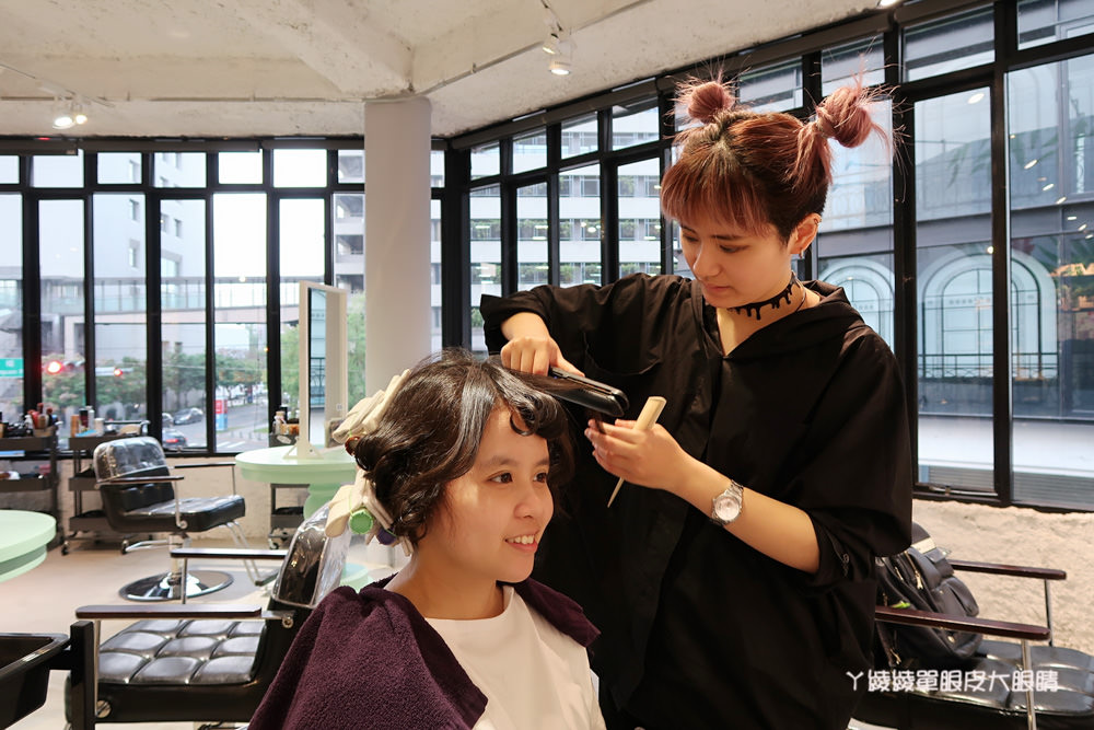 台中一中街燙髮推薦，夏朵美髮沙龍一中店設計師TWO，台中北區清新優雅的髮廊