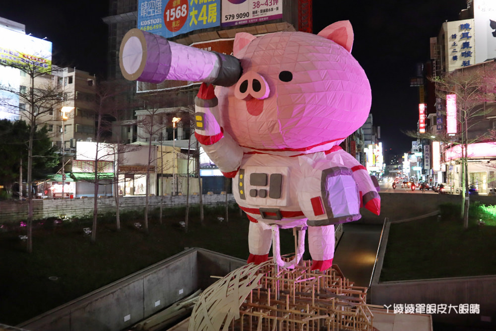 八公尺高的小豬太空人登陸新竹東門城！一起來浪漫的東門城及護城河過好年