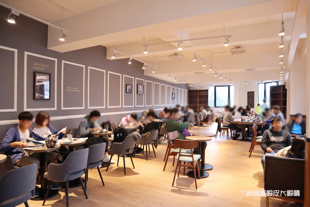 路易莎咖啡新竹市府店試營運！新竹第一家結合親子空間及圖書館概念的路易莎門市