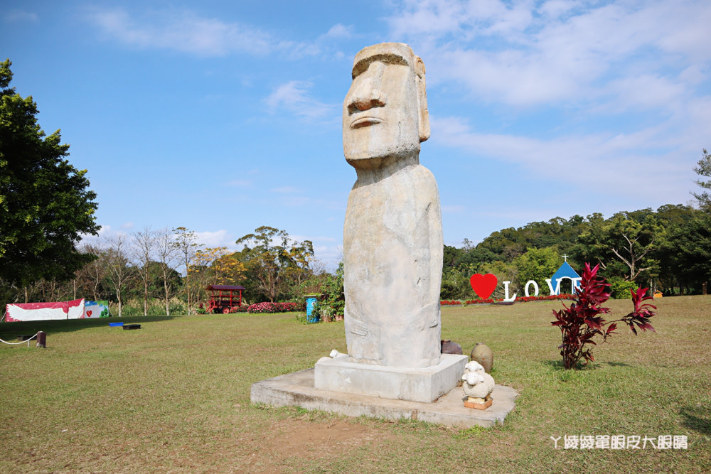 桃園旅遊景點推薦大溪花海農場，一起來找巨型摩艾石像跟Hana花花熊花田