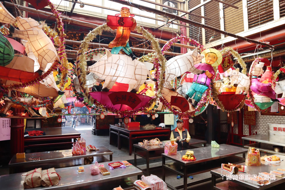 新竹都城隍廟花燈今日點燈，近三百件手工花燈作品將展示一個月