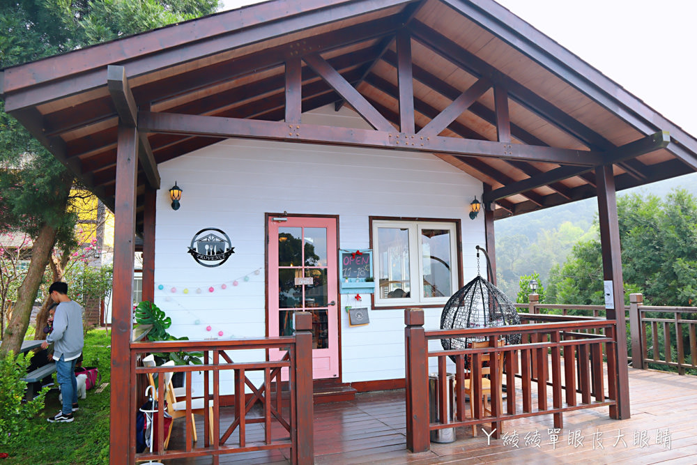 美到翻的新竹歐式鄉村風小木屋！超夢幻的雨滴蛋糕和草莓飲品，新竹旅遊景點推薦
