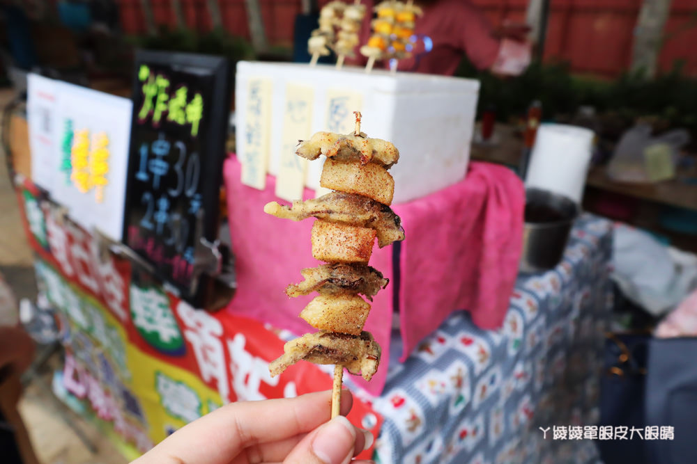新竹假日花市美食！蟲蟲大餐終極版來了，酥酥脆脆的炸蟋蟀你敢吃嗎？