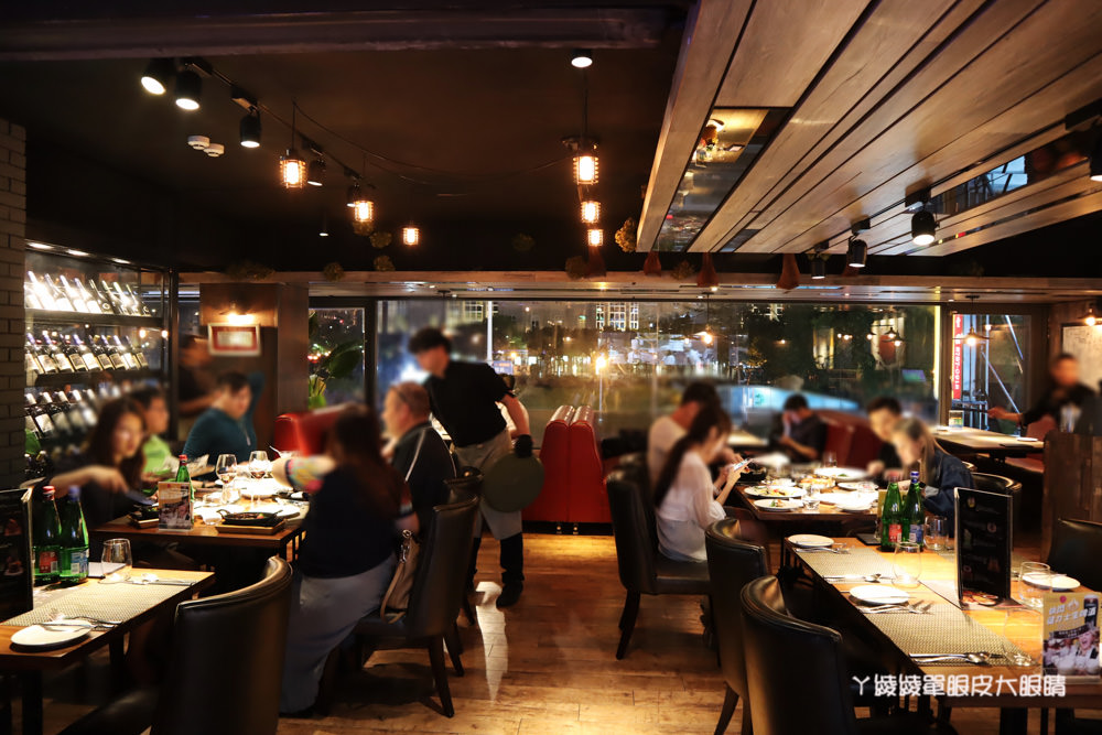 台北信義區宵夜美食！艾朋牛排餐酒館，可仰望台北101的約會餐廳