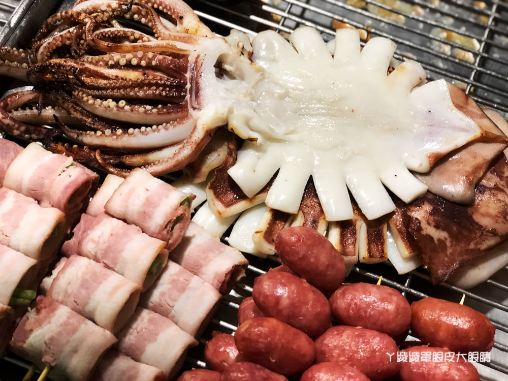 新竹宵夜推薦三兄弟燒烤，東山街好吃的鹹酥雞！人氣招牌必點雞腿排跟魷魚
