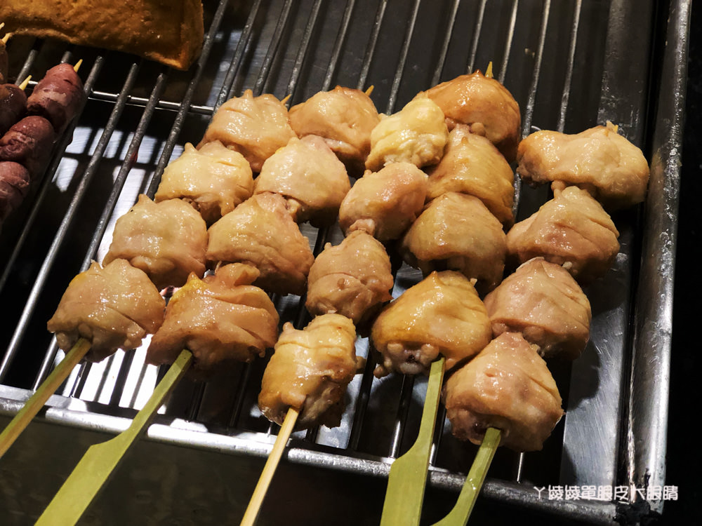 新竹宵夜推薦三兄弟燒烤，東山街好吃的鹹酥雞！人氣招牌必點雞腿排跟魷魚