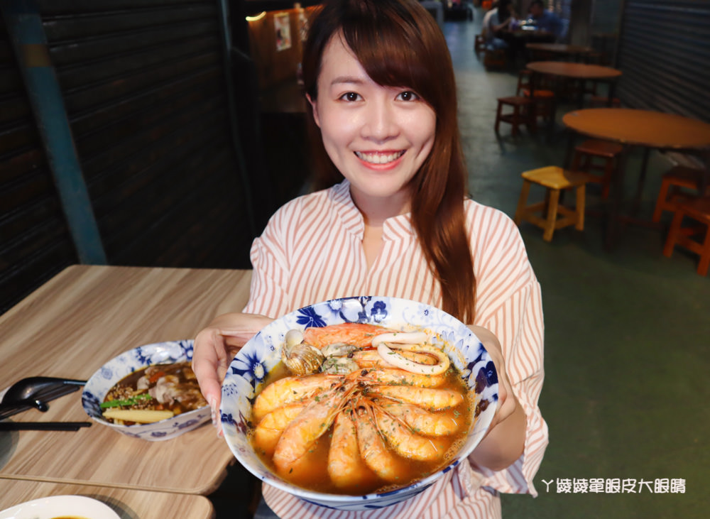 新竹東門市場美食推薦喜然海鮮泡飯！你吃過粉紅色浮誇龍蝦海鮮泡飯嗎？每日現炒日式咖哩