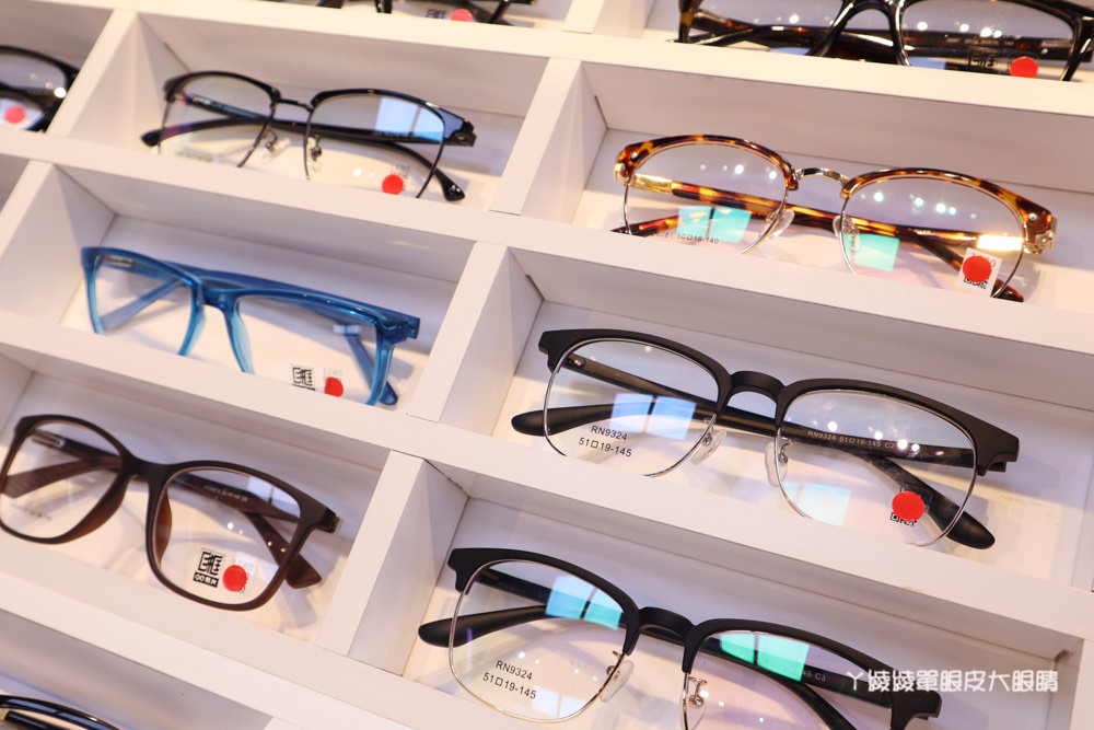 新竹眼鏡行推薦目框眼鏡！網美網帥購物必備時尚配件，超像咖啡廳的眼鏡店！專業親切快速交件