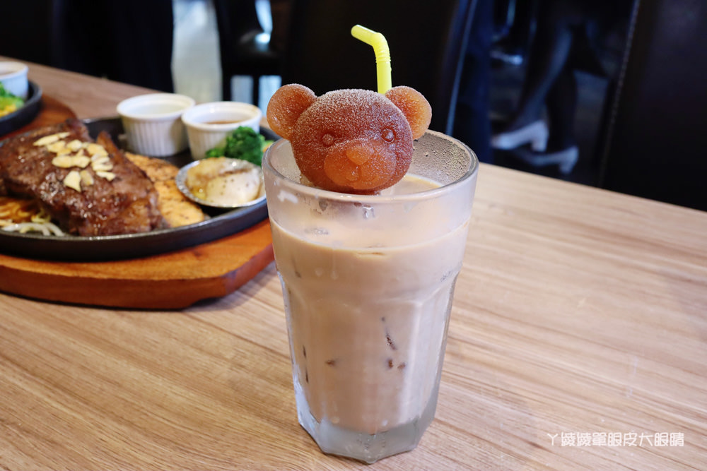 新竹火車站美食｜超萌的熊熊奶茶跟珍珠披薩在牛室炙燒牛排！平日299元享自助吧吃到飽