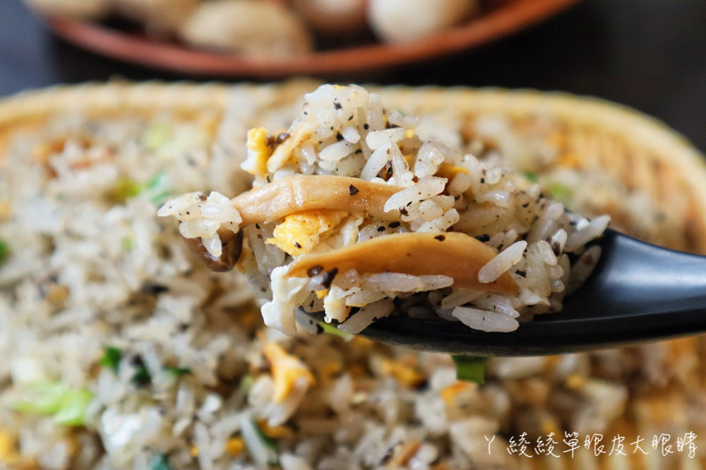 新竹神級平價炒飯推薦猴子炒飯！用泰國米炒的創意炒飯，炒飯直接被魚卵淹沒