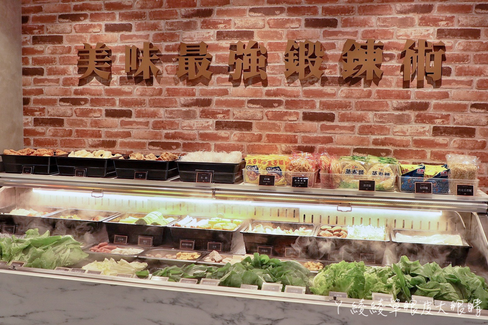 新竹第一間打造騎士風的平價火鍋店，蔬菜自助吧吃到飽太佛心