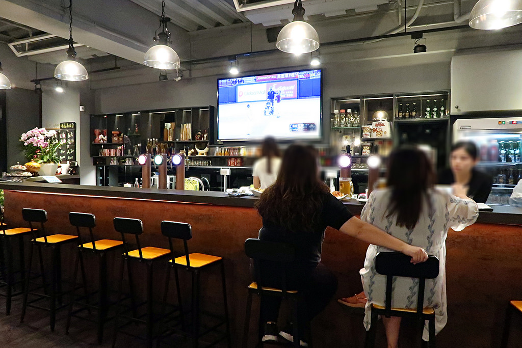新竹新開幕餐酒館，現場馬拉桑The Local's Bistro！VR遊戲/飛鏢/鮮釀啤酒/餐點