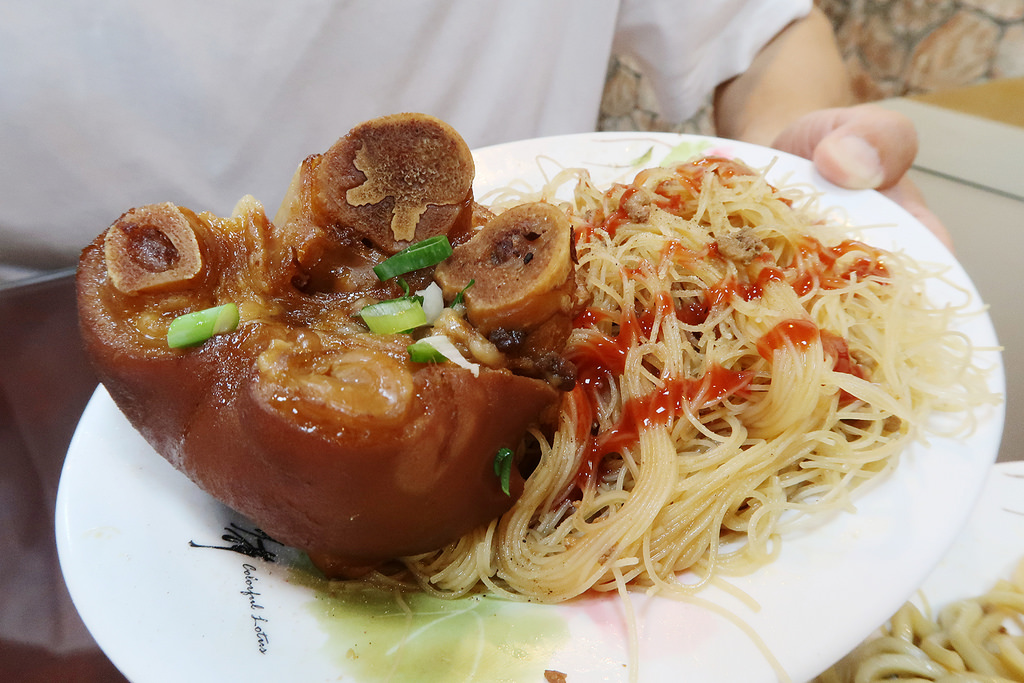 新竹竹北《爆師傅爌肉飯》，台中人懷舊的傳統小吃跟東泉辣椒醬！(已歇業)